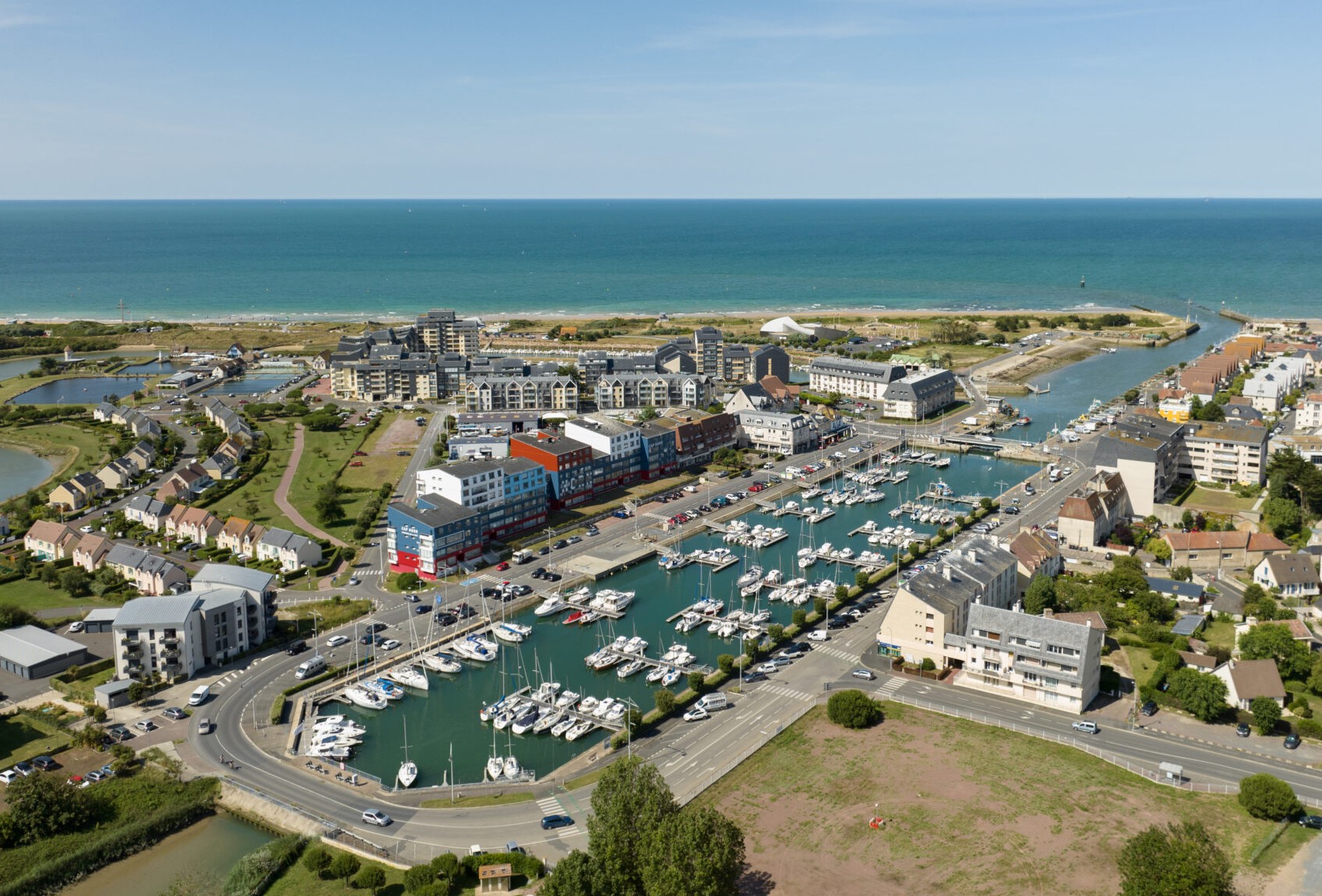 Vue aérienne du port de plaisance de Courseulles-sur-Mer