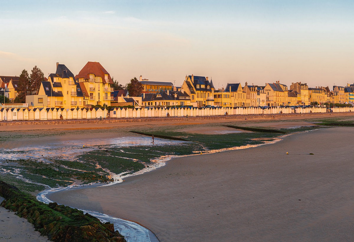 Grande plage de sable ensoleillée