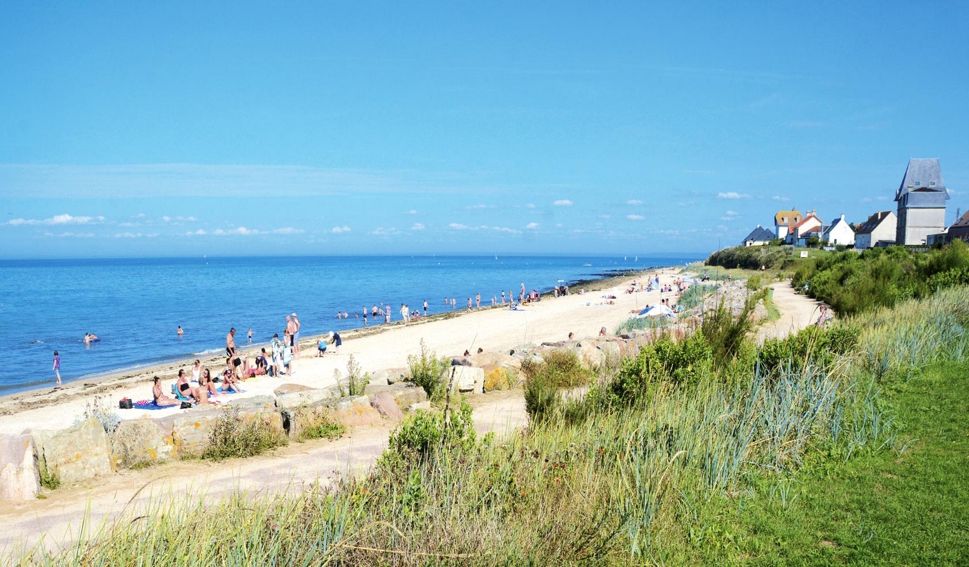 Grande plage de sable ensoleillée