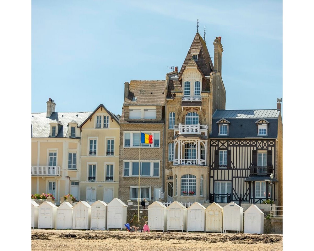 Belle villas ancienne au bord d'une plage de sable